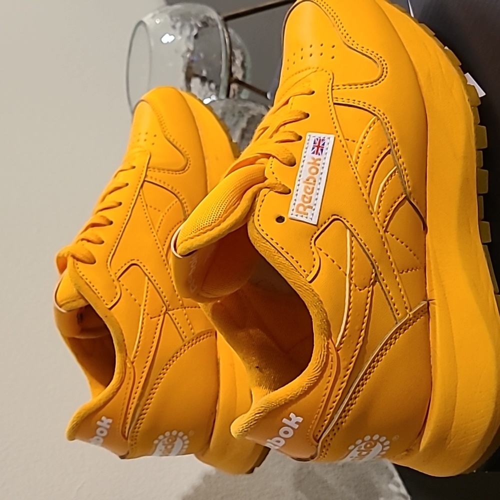 Junior Reeboks - Picture 2 of 4